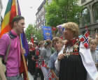Hver sin fane – Jakob holder homoflagget høyt på 17. mai. (Foto: Charlotte R. Tvedt) 